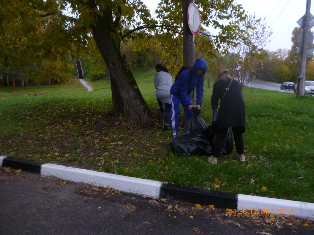 Организованы и проведены работы по санитарной очистке сквера по улице Лево-Лыбедской 12.10.2017