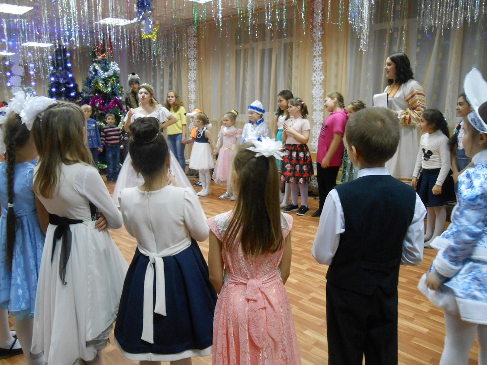 Продолжаются новогодние праздники для детей в Октябрьском районе