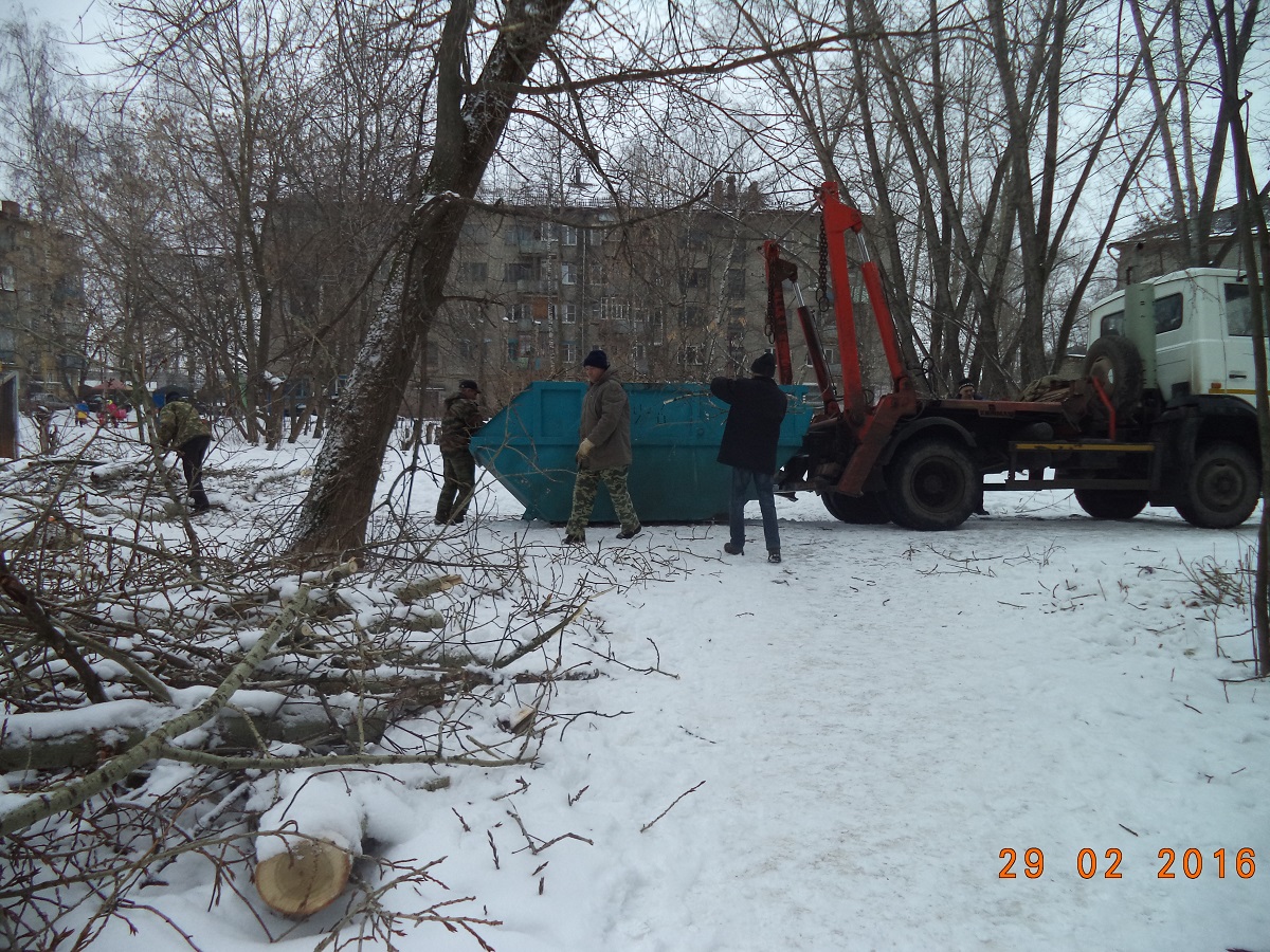 На улице Энгельса проведены работы по вывозу упавших веток и дерева 29.02.2016