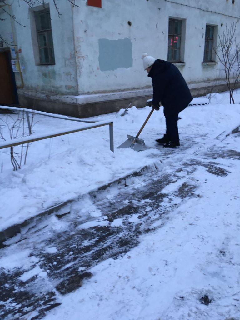В Московском районе продолжаются работы по уборке дворовых территорий от снега и наледи 15.12.2021