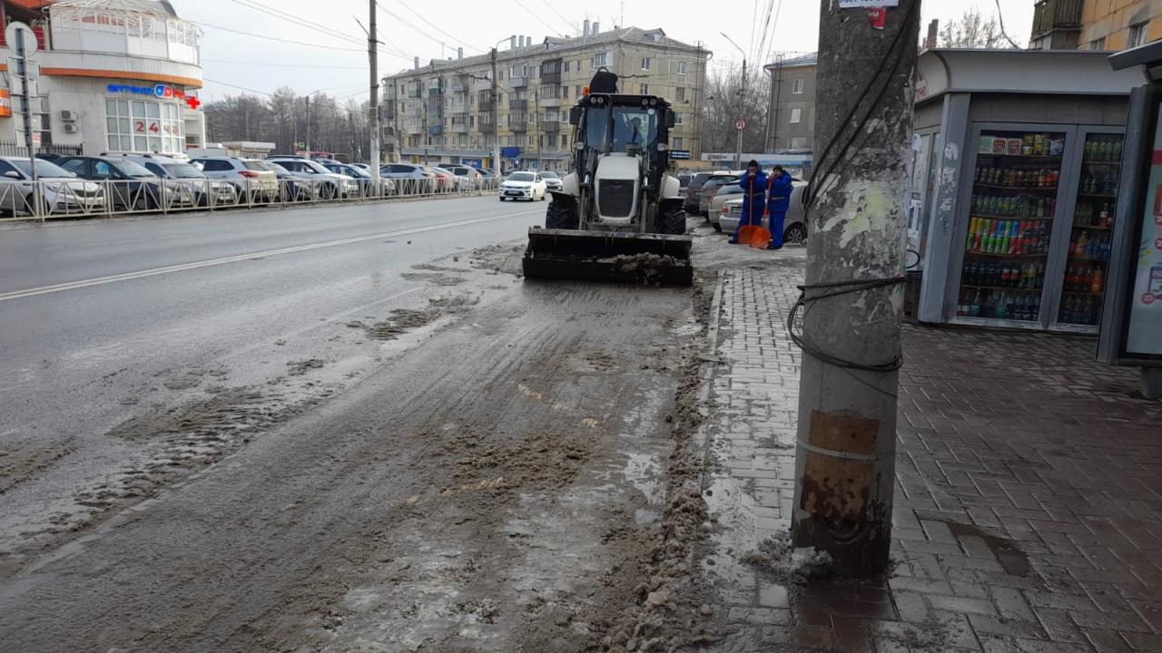 Проведены работы по вывозу снега от остановки общественного транспорта «Полетаевский рынок»