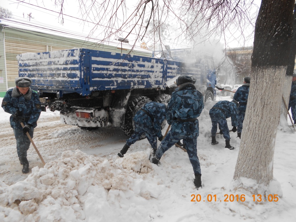 Организована уборка снега на улице Пожалостина