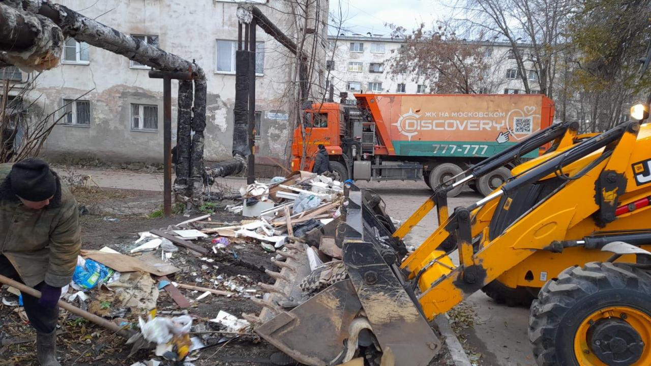 Организованы работы по очистке от различного мусора территории контейнерной площадки у дома 46 по ул. Островского