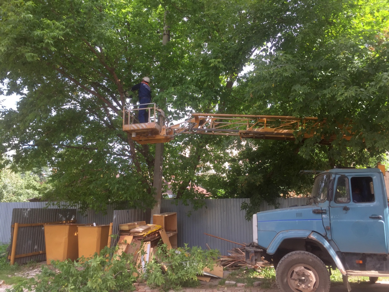 Продолжаются работы по сносу и санитарной обрезке деревьев 13.08.2018