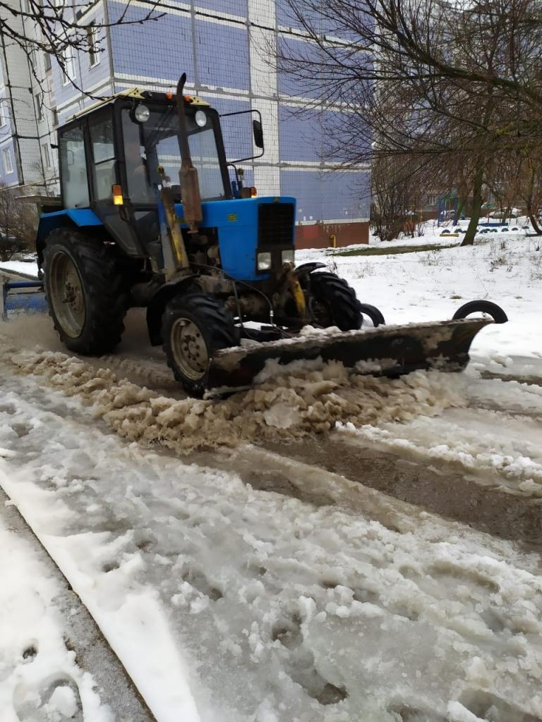 В Московском районе продолжаются работы по очистки от снега и наледи территорий, прилегающих к многоквартирным домам 08.12.2021