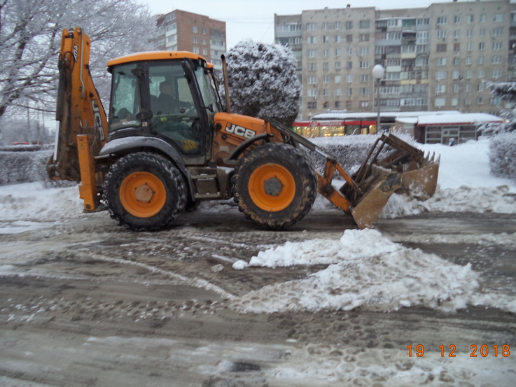 В Железнодорожном районе продолжаются работы по уборке снега