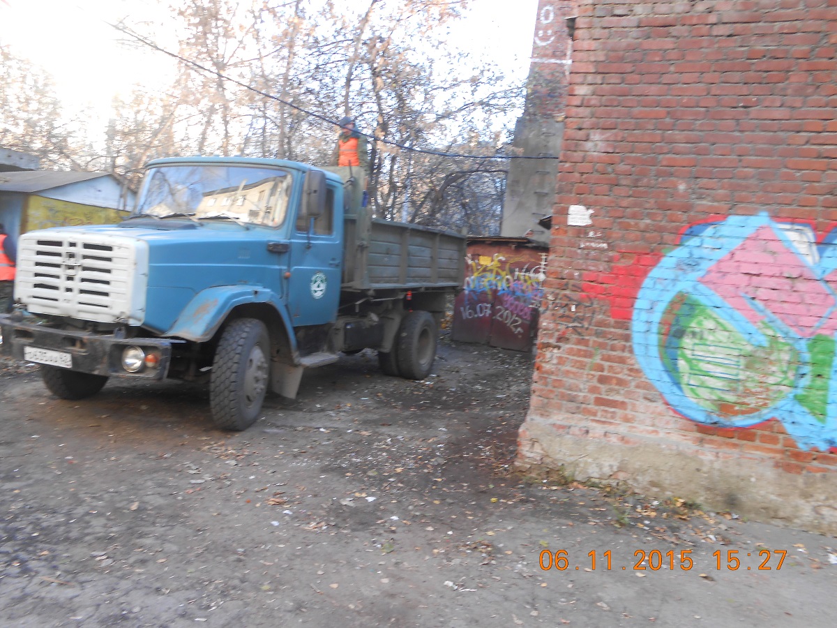 Префектурой Советского района организована санитарная уборка на улице Урицкого