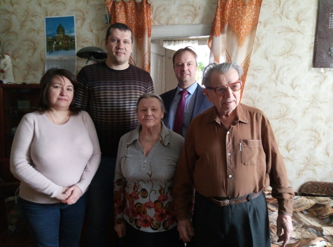 Представители префектуры Октябрьского района поздравили семью ветеранов