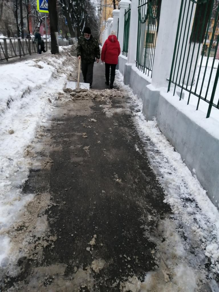 Сотрудники МКУ "УДТ города Рязани" осуществляют контроль за очисткой от снега прилегающих территорий организаций 04.02.2021
