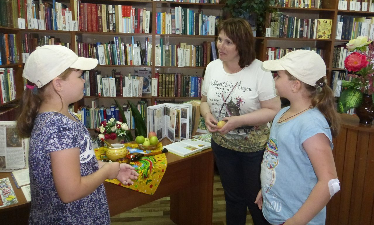 Утренник «Нынче праздник у нас – яблочно-медовый Спас!» прошел в детской библиотеке-филиале №3