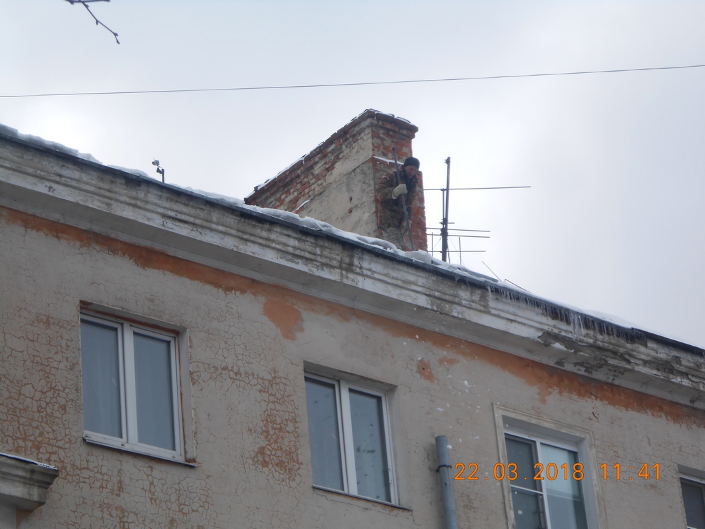 Префектурой проводится контроль по очистке крыш многоквартирных домов от ледяных наростов 22.03.2018