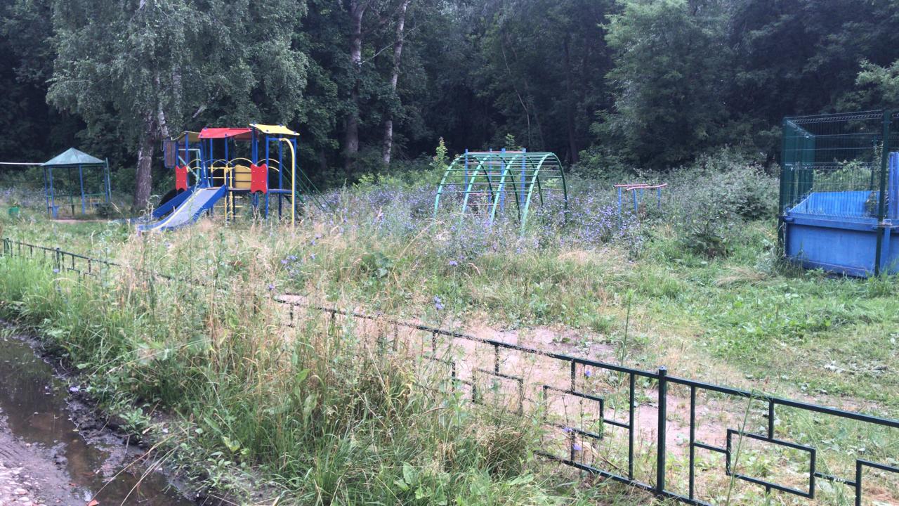 Организованы работы по окосу травы на детской игровой площадке напротив д.1б по проезду Речников 30.07.2020